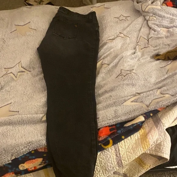 Elegant Black Skinny Jeans for Women - Picture 1 of 2